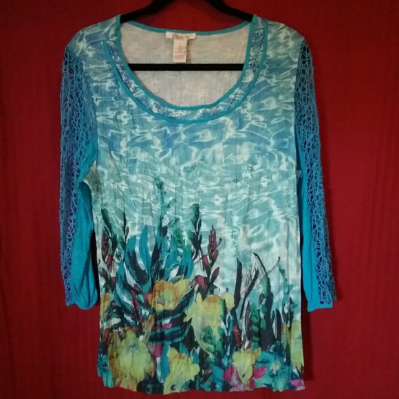 NWOT Beautiful 2 pc. top🍓* - Picture 2 of 5